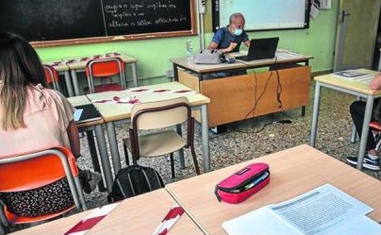 Grupos de trabajo de 3 a 5 alumnos para que se relacionen sin distancias