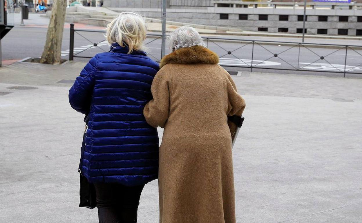 Dos personas ajenas a esta información pasean por Madrid. 