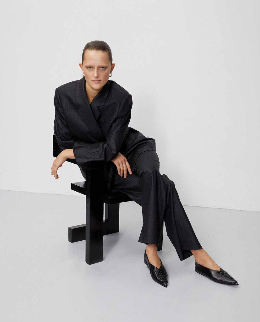 Traje negro con americana 'extraoversize' de la tienda bilbaína Cloche, situada en la calle Maestro García Rivero número 6.