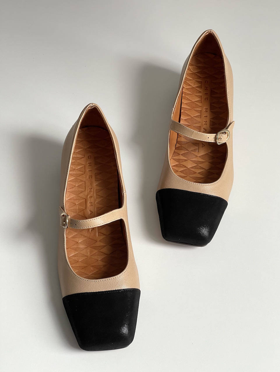 Zapato bicolor con cierre de hebilla de la tienda bilbaína Ämma, situada en la Plaza Santiago número 1. Cuesta 255 euros.