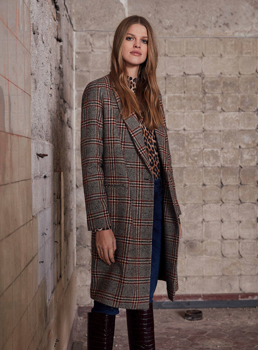 Abrigo a cuadros de las tiendas Ruiz Moda, situadas en Licenciado Poza número 51 en Bilbao y Paulino Mendivil 8 en Las Arenas. Cuesta 289 euros. 