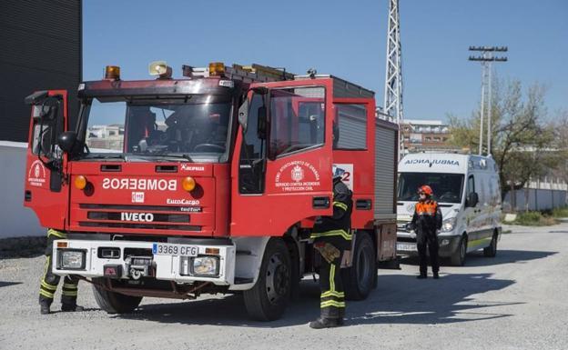 Foto de archivo de Bomberos y servicios sanitarios de Granada.