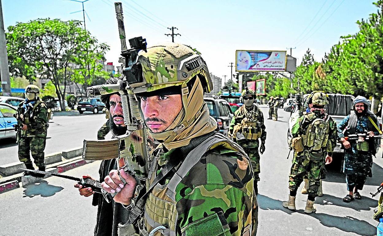 Combatientes talibanes montan guardia en una calle de la capital afgana. 