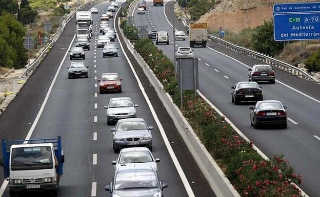 La DGT ya multa por circular por el carril izquierdo