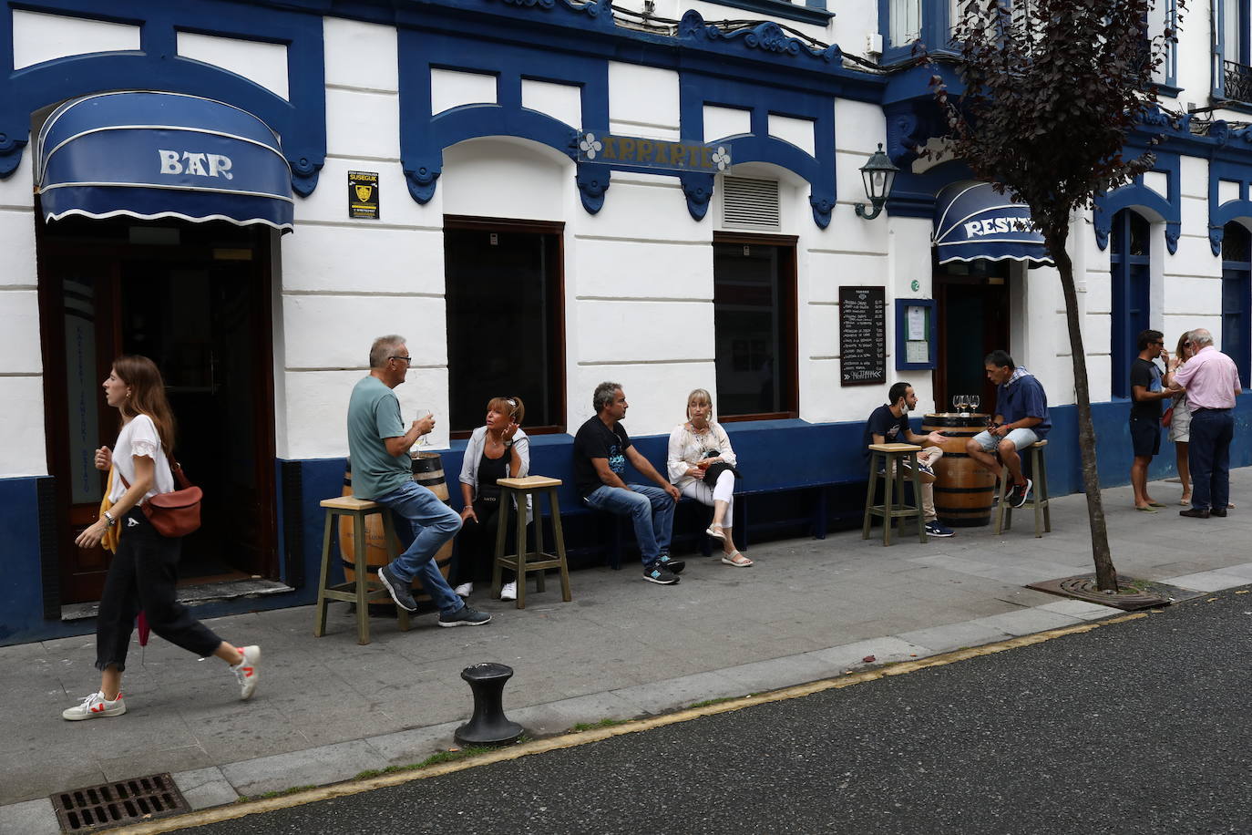 Fotos: Los controles policiales impiden entrar en Plentzia a las personas que no residen en el municipio