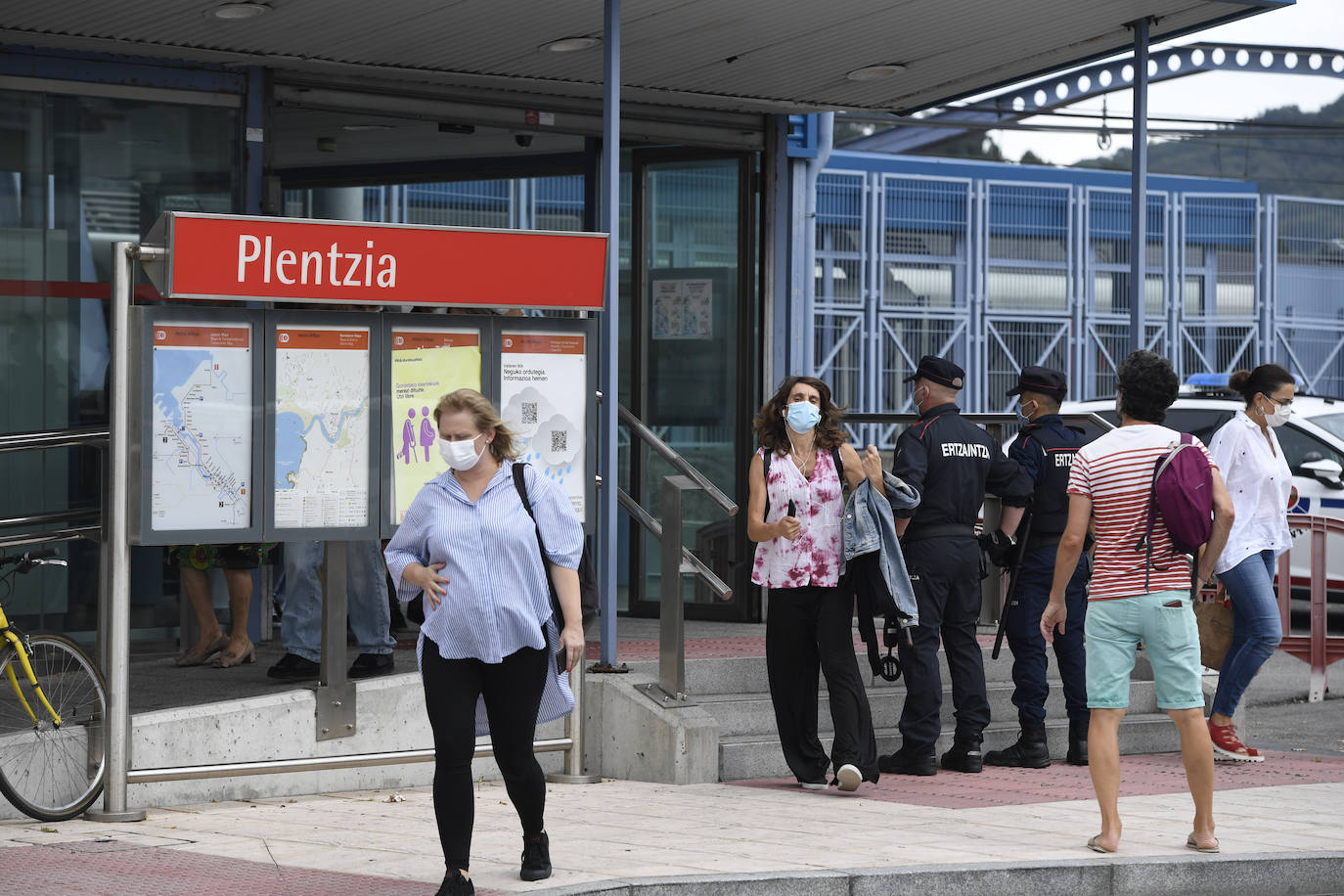 Fotos: Los controles policiales impiden entrar en Plentzia a las personas que no residen en el municipio