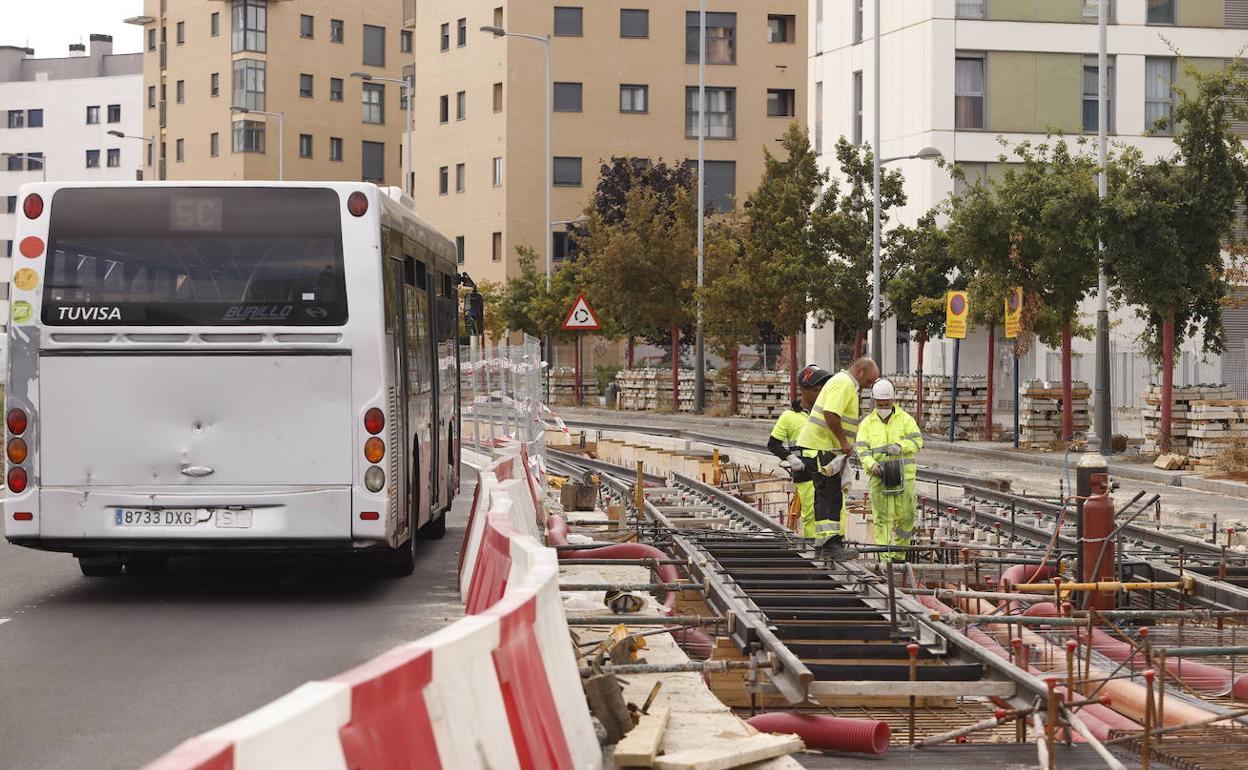 Las obras del tranvía a Salburua son una de las intervenciones abiertas en la ciudad-