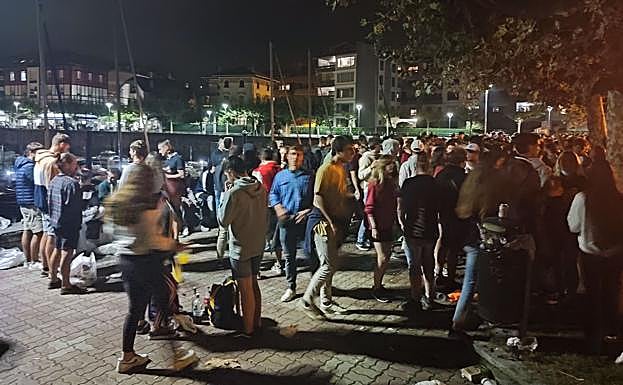 Numerosas personas se congregan ya en la zona del puerto.