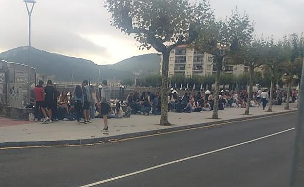 Numerosas personas se congregan ya en la zona del puerto.
