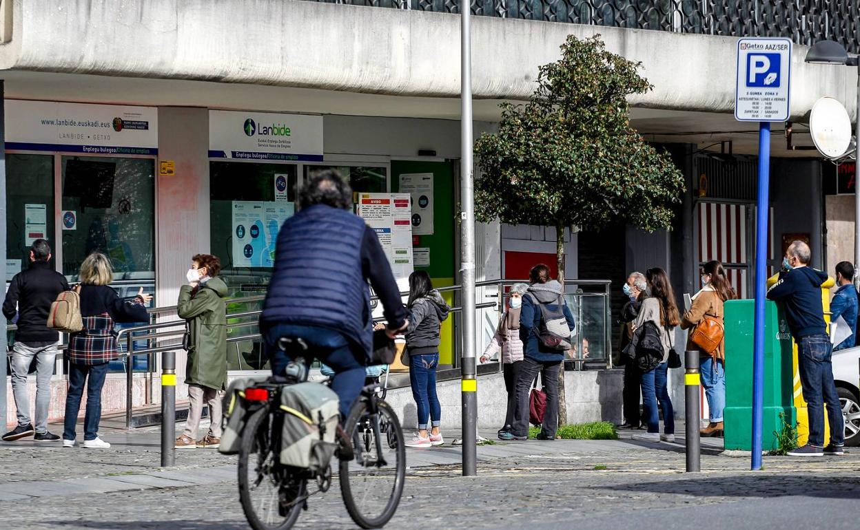 Euskadi se desmarca de la histórica rebaja del paro en España y sufre el mayor repunte