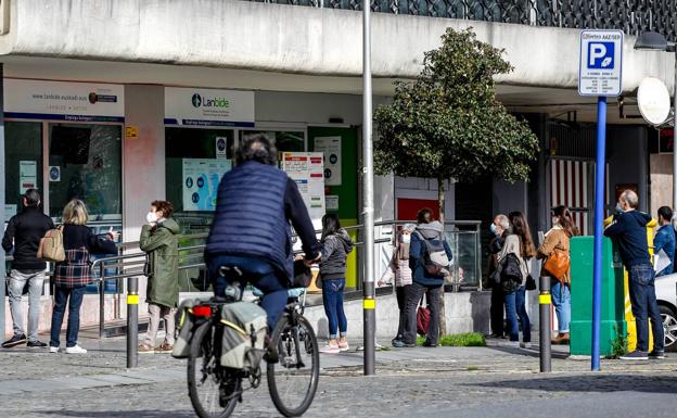 Euskadi se desmarca de la histórica rebaja del paro en España y sufre el mayor repunte 