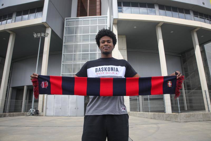 Enoch, que jugará con el número 23, ha sido el sexto de los siete fichajes en ser presentado