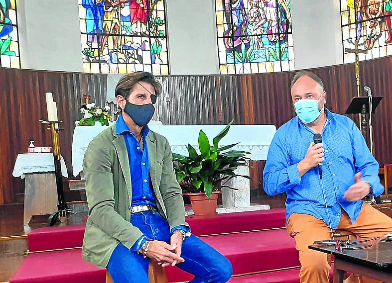 Padilla intervino en la charla que tuvo lugar en la iglesia de Orozko. 
