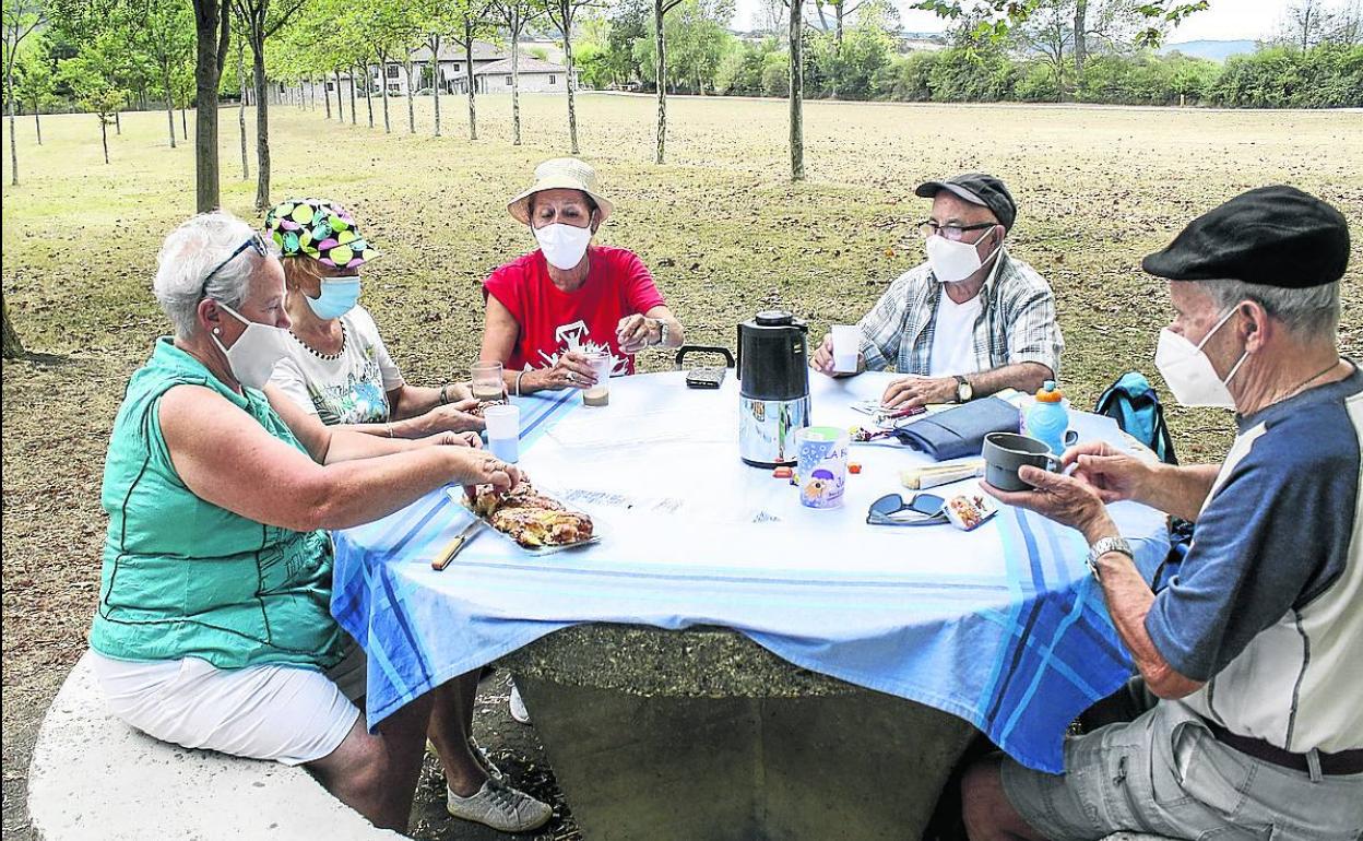 El año pasado, algunos vitorianos disfrutaron de una comida al aire libre para celebrar la 'no romería'. 