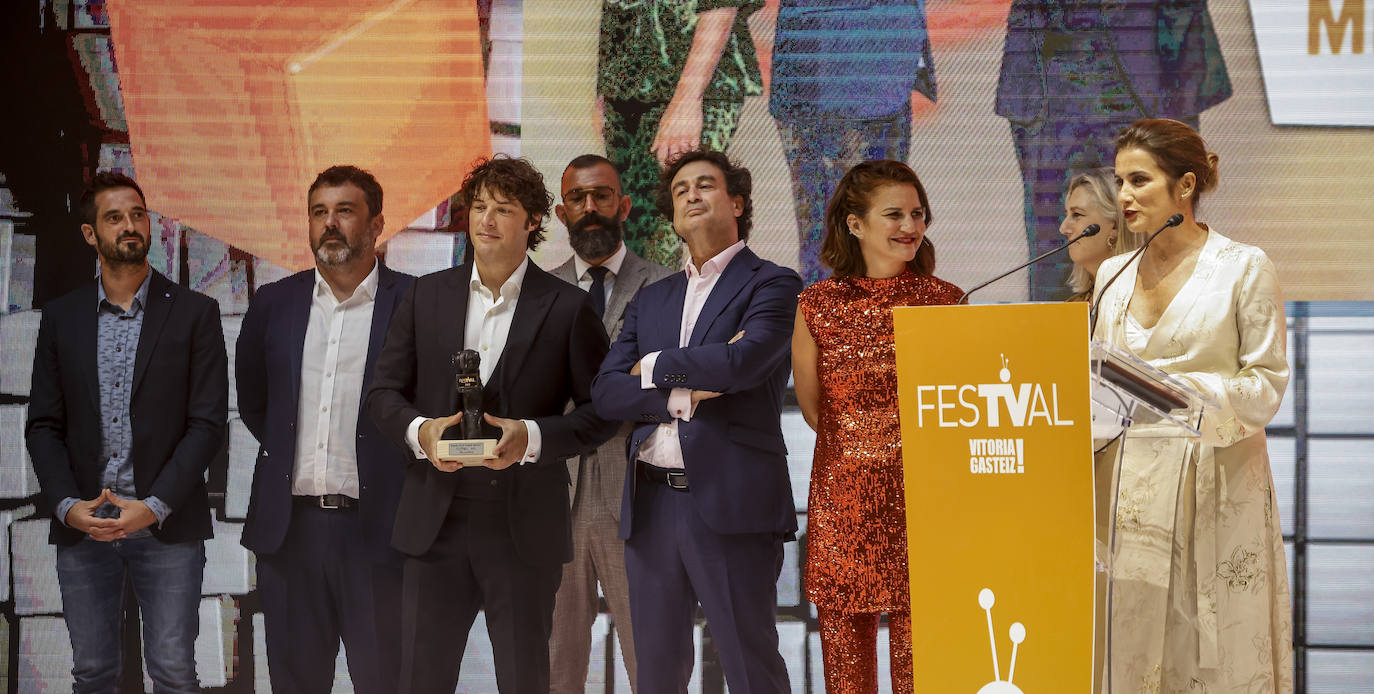 Jordi Cruz y Pepe Rodríguez recogen el premio Mainat a 'Masterchef'.