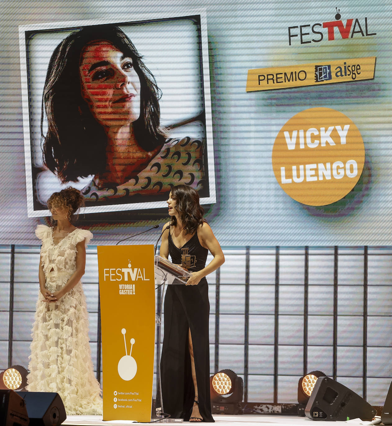 La actriz Vicky Luengo recoge el premio Aisge por su interpretación en 'Antidisturbios'. Se lo entregó la también actriz Susana Soleto.