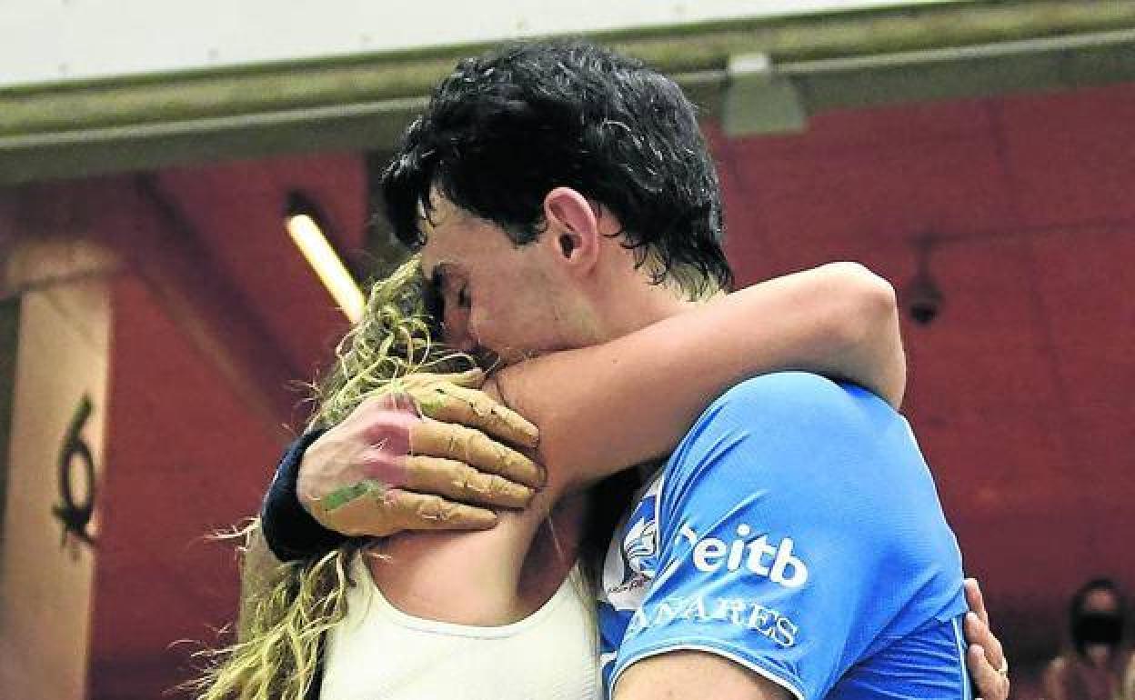 Jokin Altuna abraza a su hermana. 