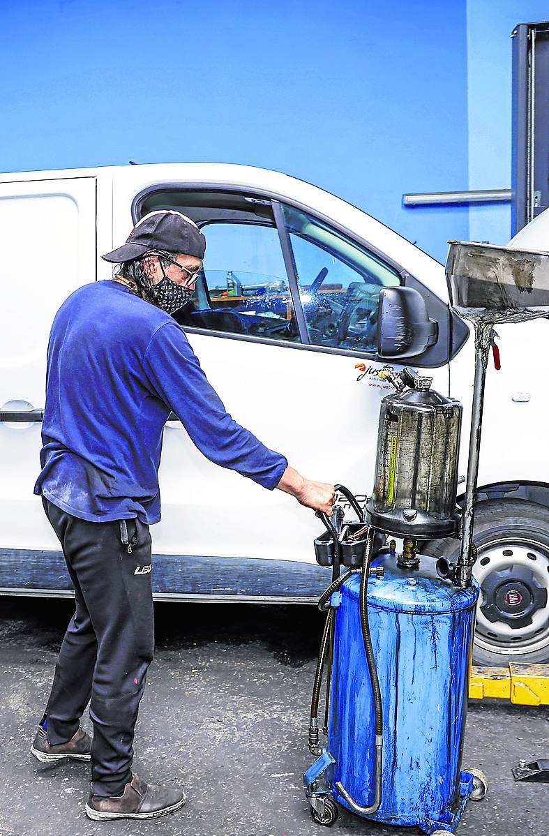 El taller de Alfonso Navarro no para estos días de recibir coches.