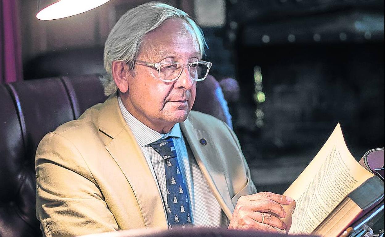 Juan Ignacio Goiria hojea un libro en uno de los salones del edificio de la calle Navarra. 