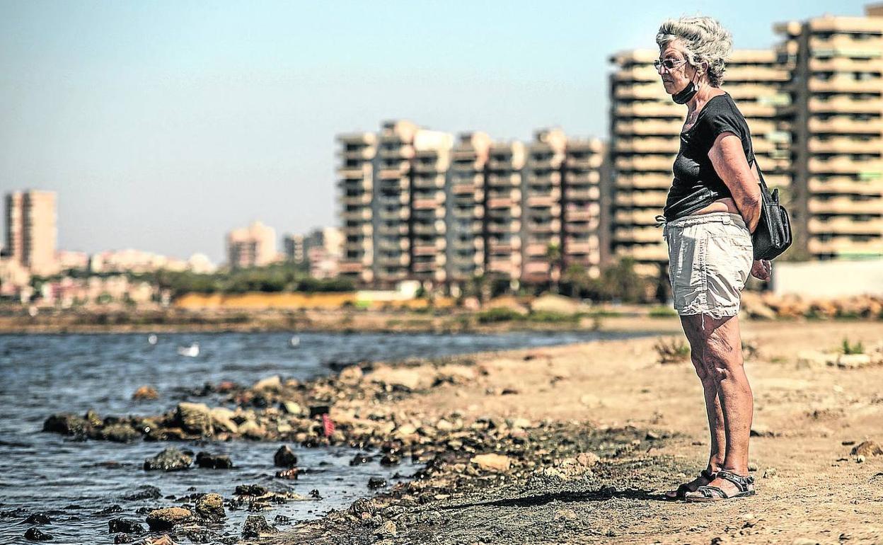 María Teresa, vecina de Basauri, lleva 26 años viviendo en La Manga y culpa a la «desidia» de los políticos de la contaminación en el Mar Menor. 