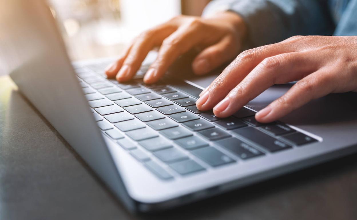 Euskaltzaindiak Orotariko Euskal Hiztegiaren bertsio digitala eguneratu du eta 12.000 adibide egituratu dira