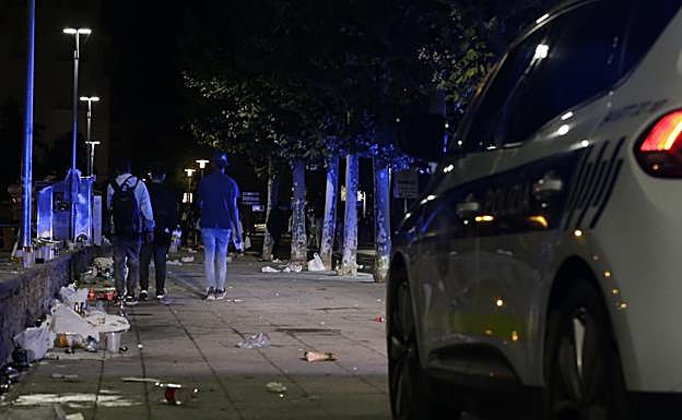 Jóvenes pasean por Plettzia en una nueva noche de botellón. 