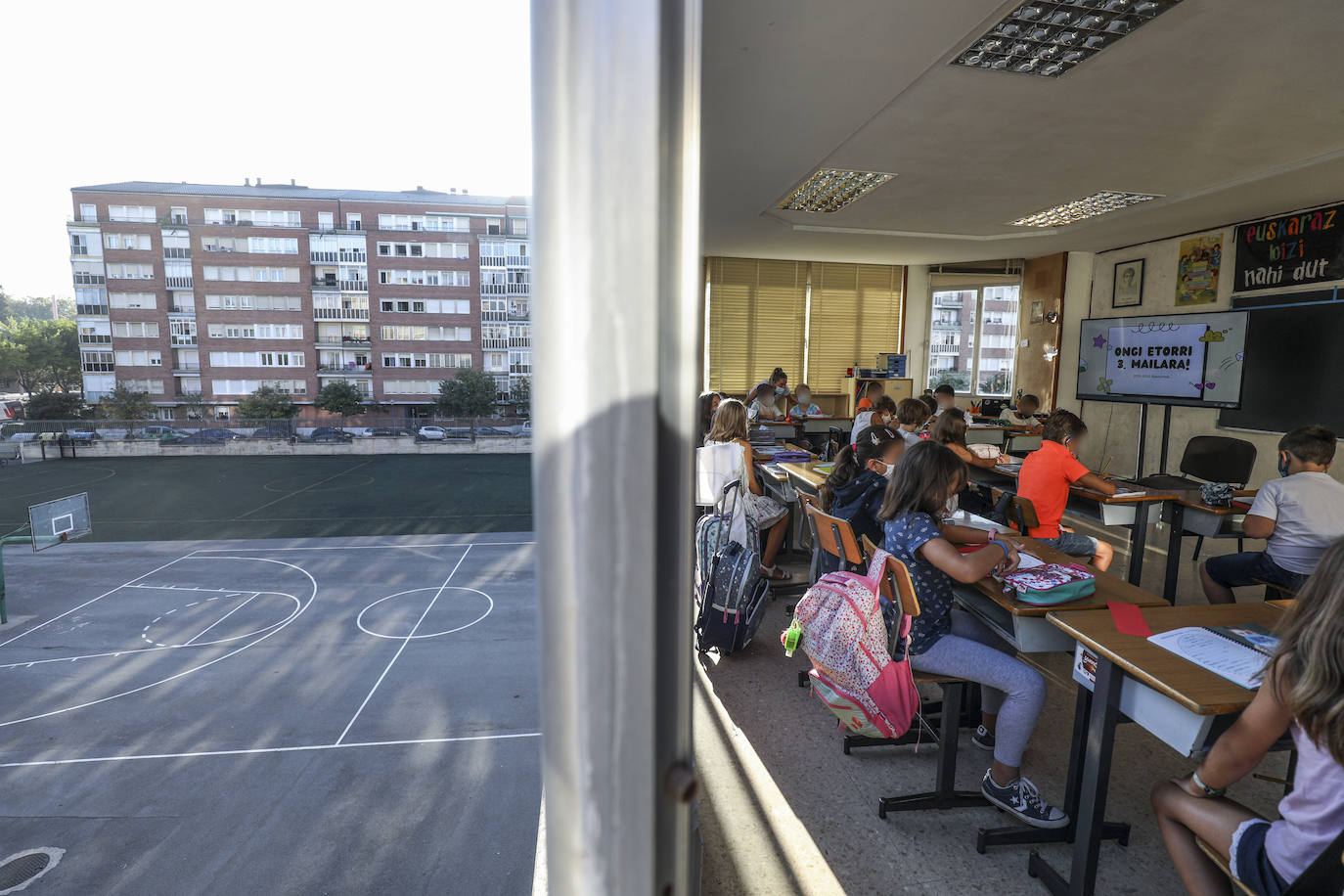 Fotos: Los primeros escolares regresan hoy a clase en Vitoria