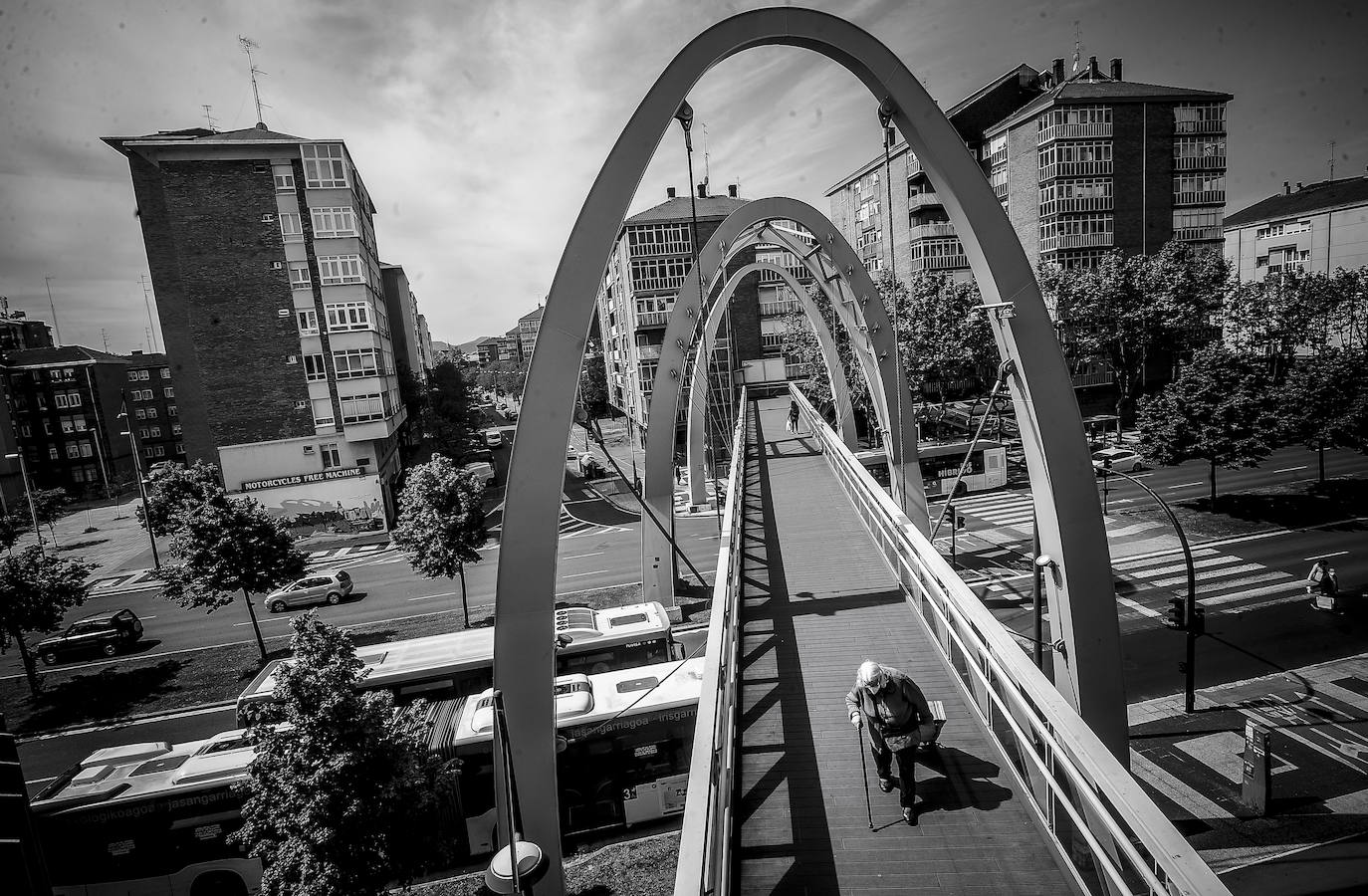 Pasarela que une el barrio con el centro comercial El Boulevard, levantado sobre los terrenos de la acería de Sidenor e inaugurado en noviembre de 2003.