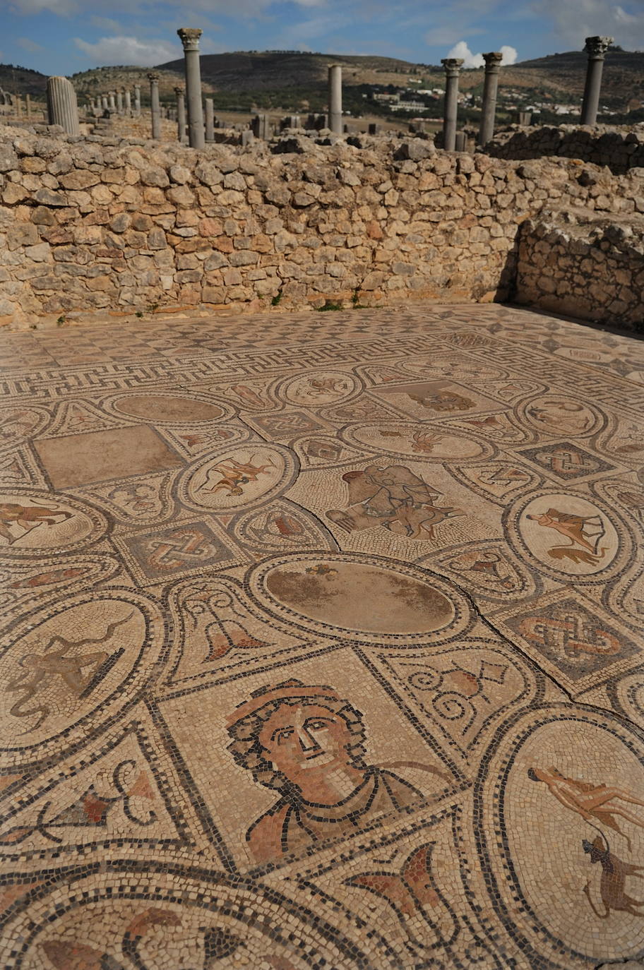 Volubilis (Marruecos) | Se trata de las ruinas arqueológicas mejor conservadas de Marruecos, en las que se pueden apreciar los espectaculares mosaicos que representan dioses romanos, animales y algunos patrones especialmente complicados de interpretar. Esta ornamentación se aprecio en distintos puntos como la Casa de Orfeo o la del Acróbata, y también en la Casa del Perro, que se empleaba como burdel para los guerreros que pasaban por la ciudad.