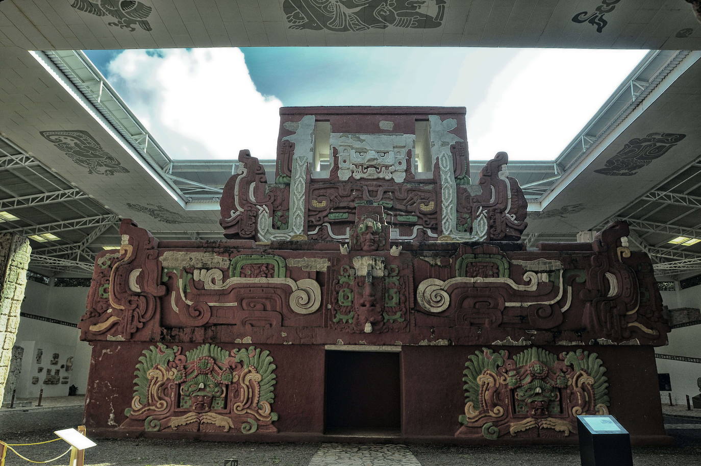 Copán (Honduras) | Fue un núcleo fundamental en la cultura maya. Construida en el siglo V, a día de hoy aún se desconoce por qué decidieron abandonarla en el año 850.