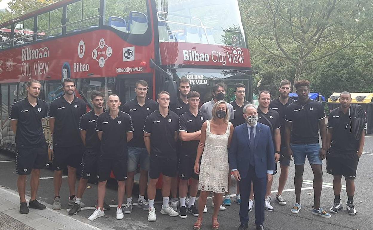 La plantilla del Bilbao Basket, su presidenta, Isabel Iturbe, y el concejal Alfonso Gil se subieron al autobús. 