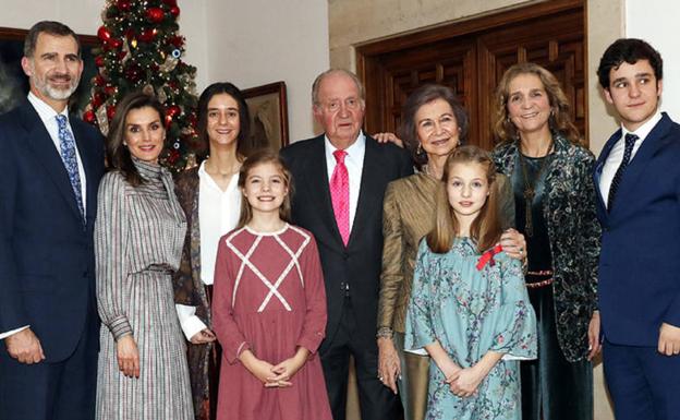 Imagen principal - Doña Letizia, con los tres vestidos que pertenecieron a doña Sofía y que ella se ha encargado de recuperar. A la derecha, el que ha lucido este martes en el Palacio Real. 