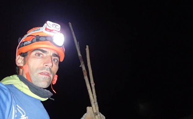 En una de las veinte cumbres coronadas por la noche, donde el cansancio se refleja ya en el rostro. 