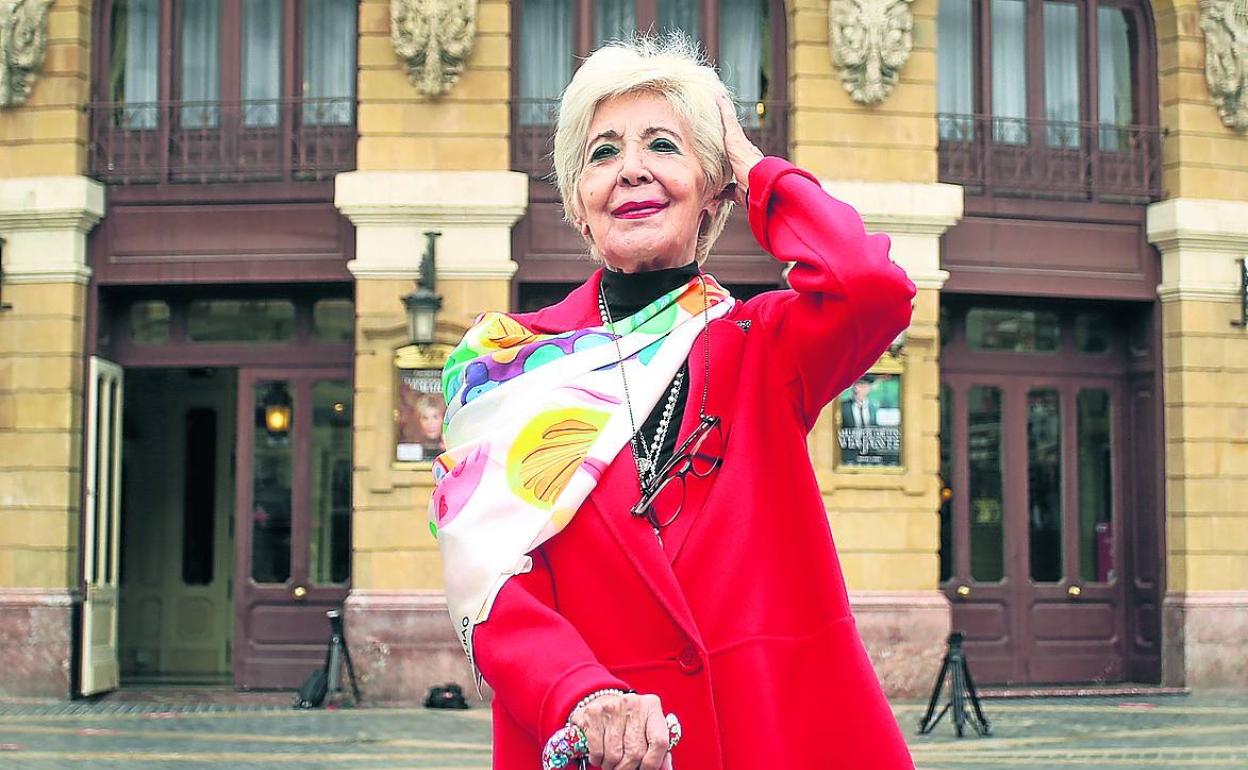 Concha Velasco, delante del Arriaga, donde presentó 'La habitación de María' en agosto. 