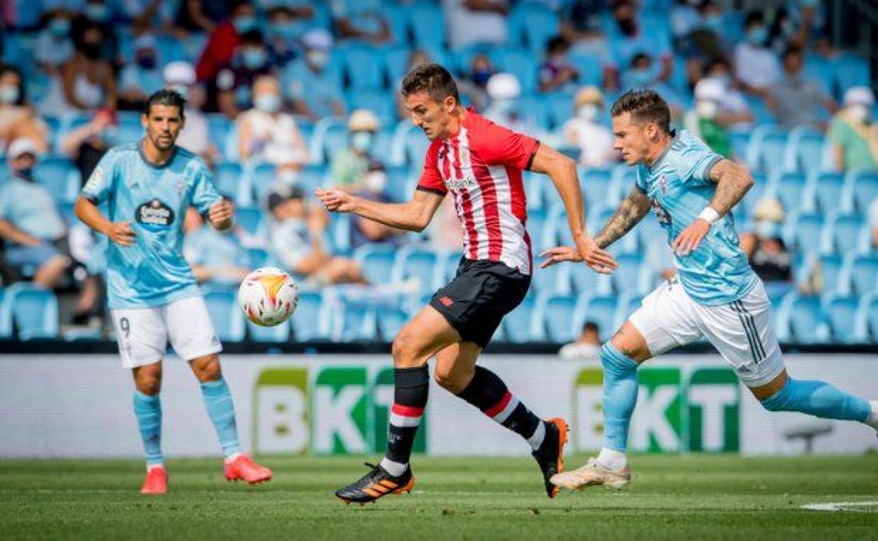 Vivian en Vigo entre Nolito y Santi Mina, detrás suyo. 