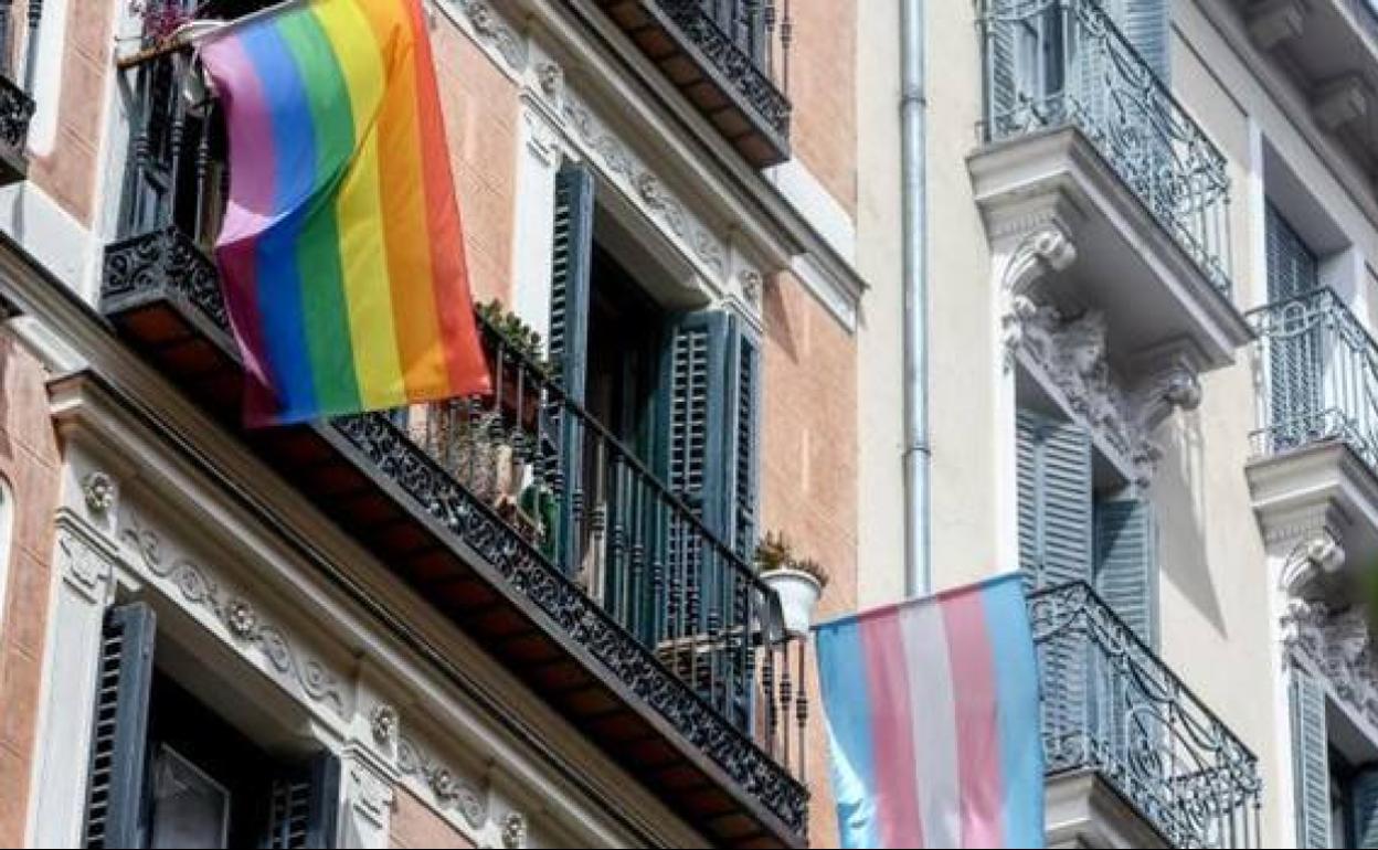 La bandera LGTBI y Trans, en Malasaña -