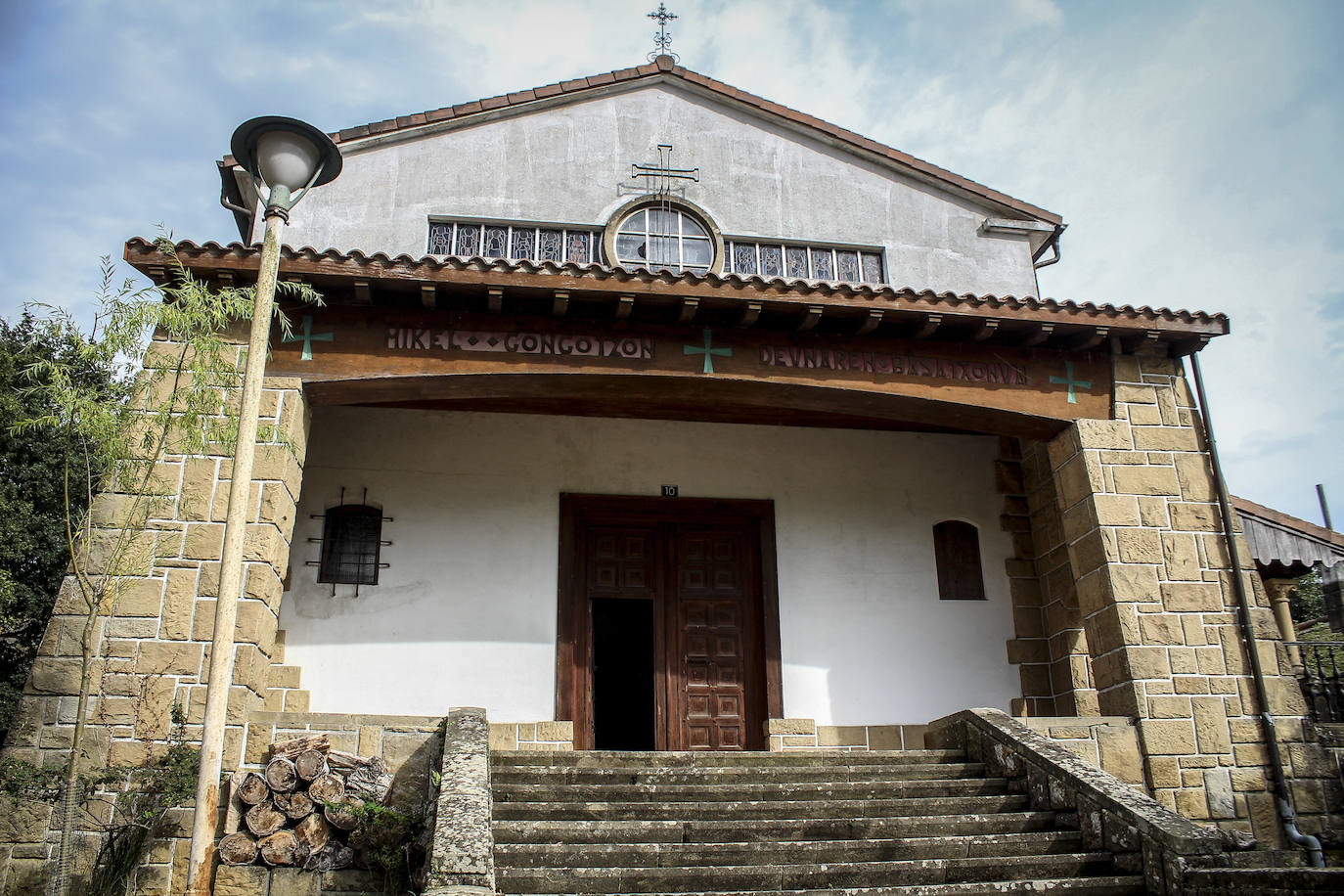 Entrada principal de la ermita. En el friso se puede leer 'Mikel Gongotzon Deunaren Basatxonua'. Está dedicada a San Miguel Arcángel.