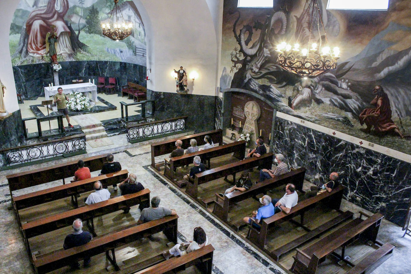 Iñaki García Uribe da explicaciones en el interior del templo. A su espalda, el Cristo bendiciendo a los espectadores.