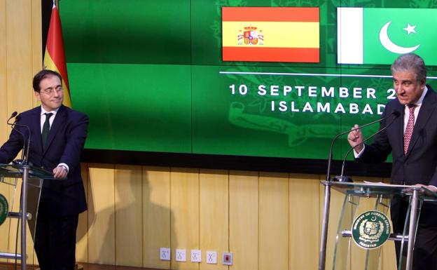 José Manuel Albares, ministro de Exteriores., junto a su colega paquistaní Shah Mahmood Qureshi. 