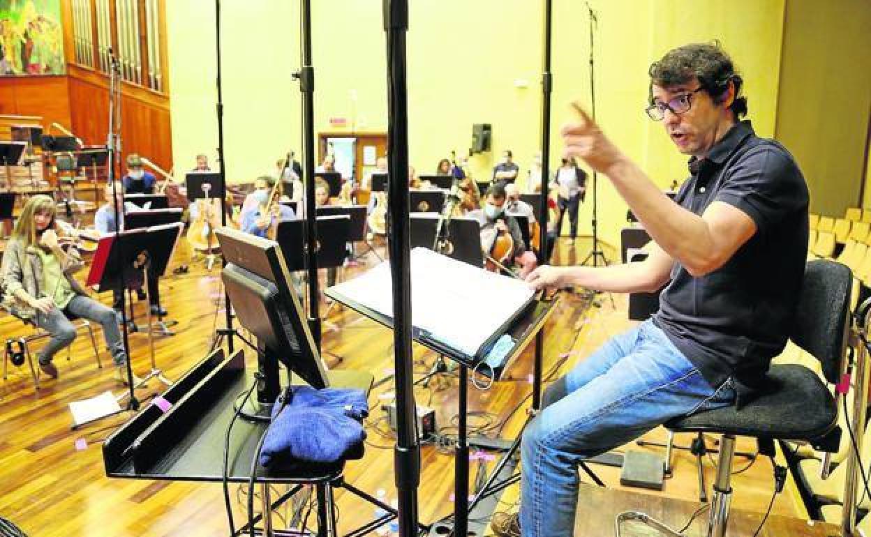 Fernando Velázquez dirige a los músicos de Euskadiko Orkestra en una de las últimas sesiones de trabajo. 