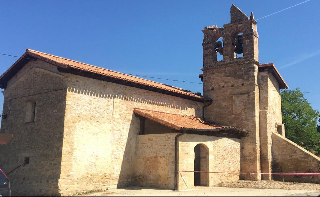 Fotos de la espadaña dañada de la iglesia de Valluerca, tomadas por un vecino del valle. 