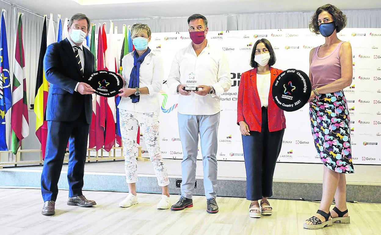 Representantes de distintas instituciones durante la presención del Mundial de sokatira sobre tierra de Getxo. 