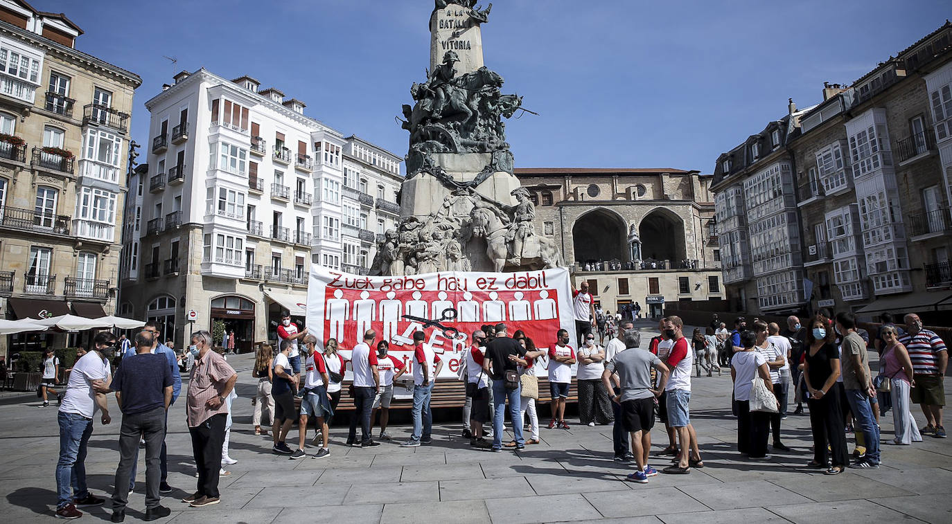 Fotos: Trabajadores de Aernnova se han concentrado en la Virgen Blanca de Vitoria para pedir la readmisión de los despedidos de la planta de Berantevilla