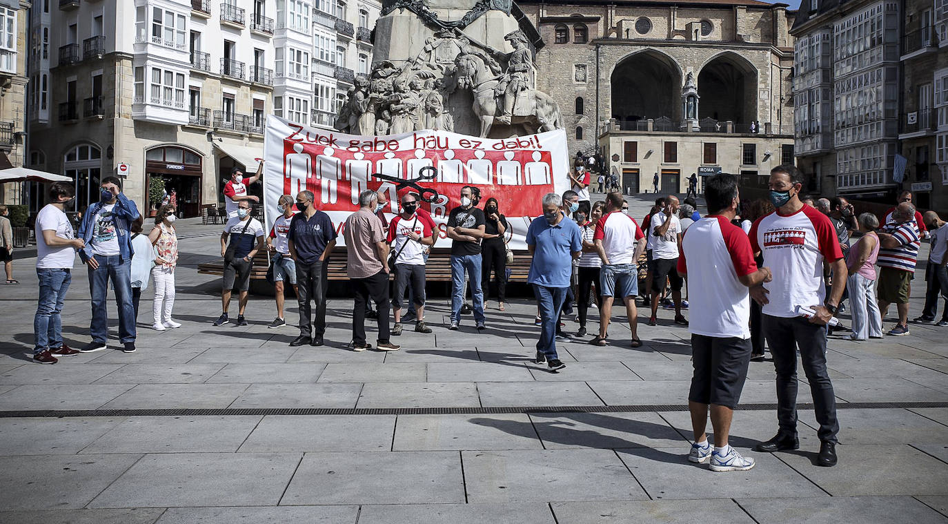 Fotos: Trabajadores de Aernnova se han concentrado en la Virgen Blanca de Vitoria para pedir la readmisión de los despedidos de la planta de Berantevilla