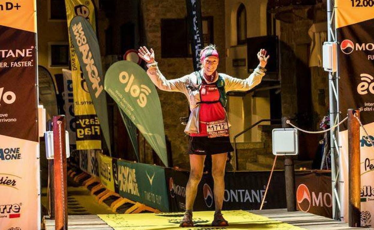 Silvia Trigueros cruza la meta como ganadora del Tor des Geants en 2019. 