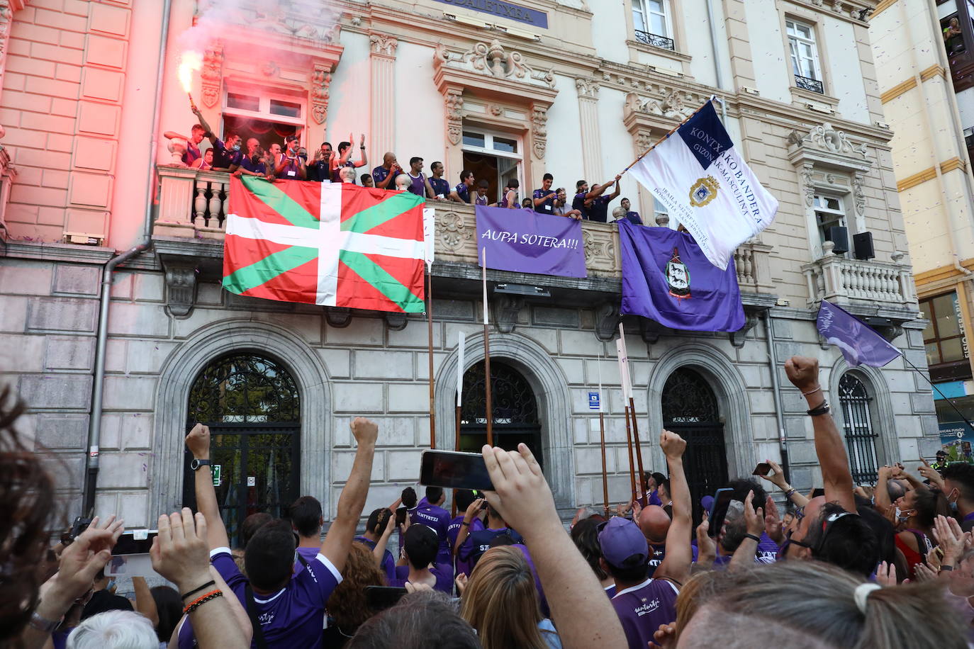 Fotos: Los vecinos de Santurtzi celebran el triunfo de La Sotera