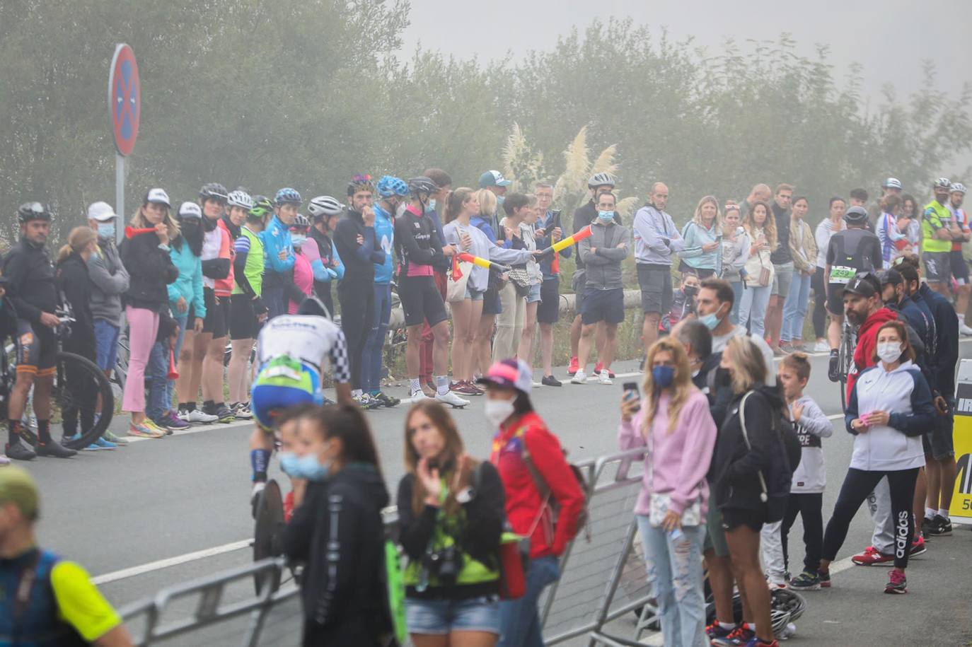 Fotos: El triatlón de Vitoria espera a que levante la niebla para arrancar