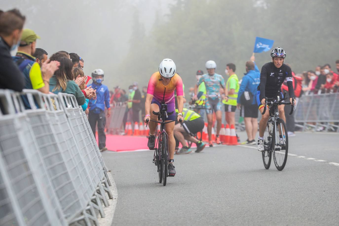 Fotos: El triatlón de Vitoria espera a que levante la niebla para arrancar