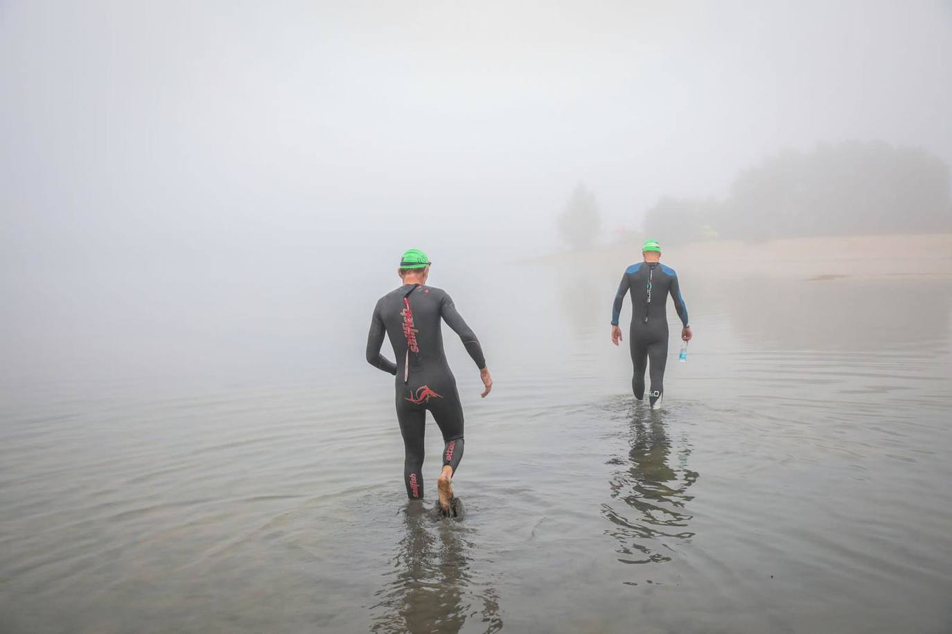 Fotos: El triatlón de Vitoria espera a que levante la niebla para arrancar