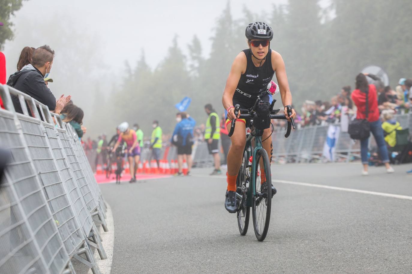 Fotos: El triatlón de Vitoria espera a que levante la niebla para arrancar